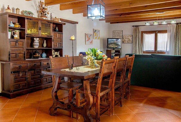 Esstisch mit Stühlen im Wohnzimmer mit Vitrine