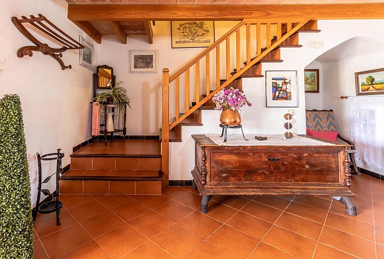 Flur mit Truhe und Zugang zum Obergeschoss