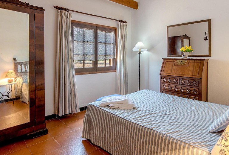 Schlafzimmer mit Doppelbett und Schrank