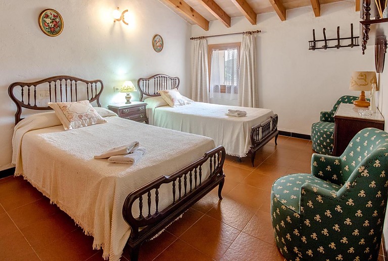 Einzelbetten und Sessel im Schlafzimmer