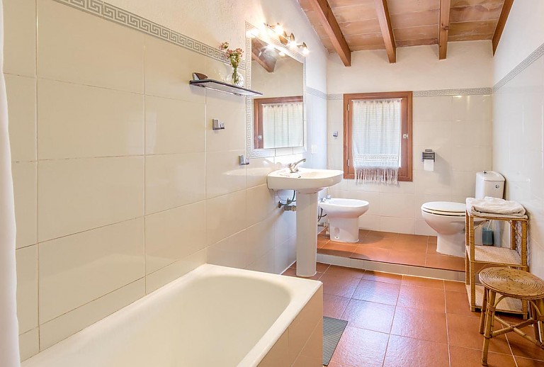 Bad mit Wanne Fenster und Waschbecken