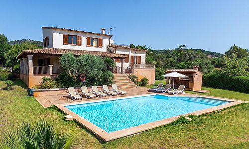 Pool vor der Finca im Garten mit Sonnenstühlen