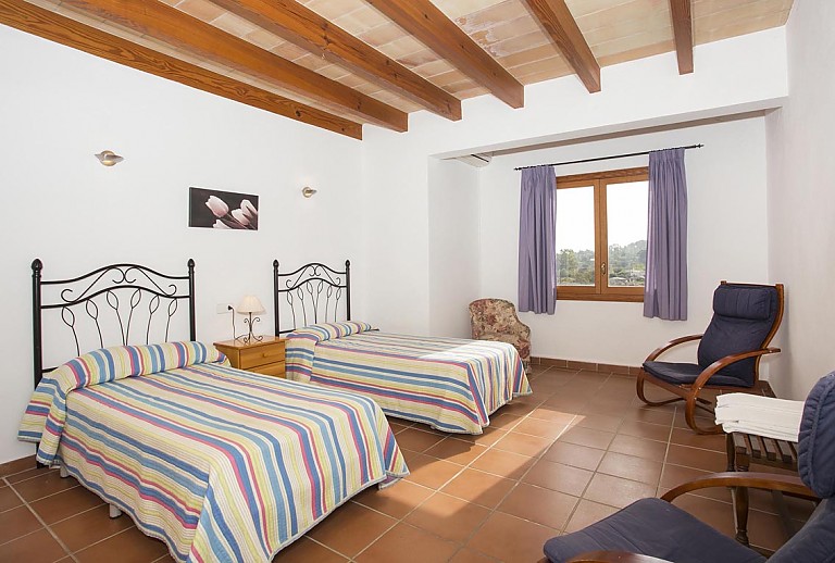 Schlafzimmer mit Einzelbetten mit Fenster