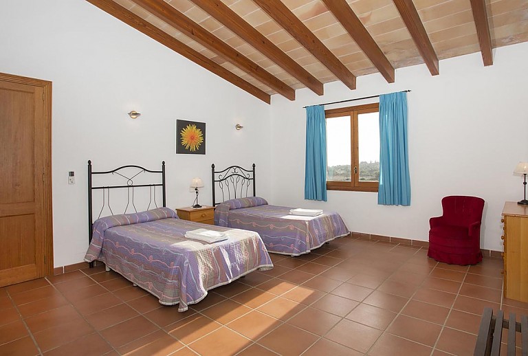 Betten im Schlafzimmer mit Kommode