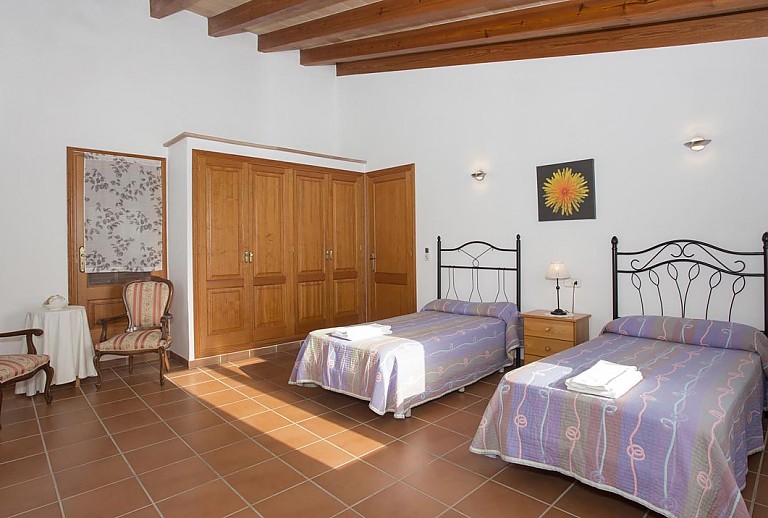 Schlafzimmer mit Einzelbetten und Wandschrank