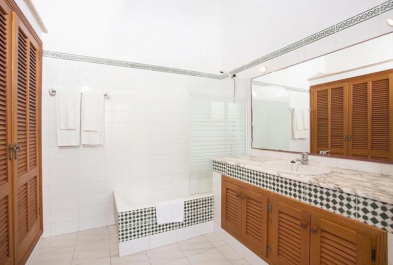 Wanne und Waschtisch im Badezimmer