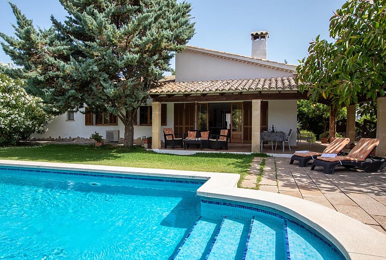 Pool mit breiter Treppe vor der Finca
