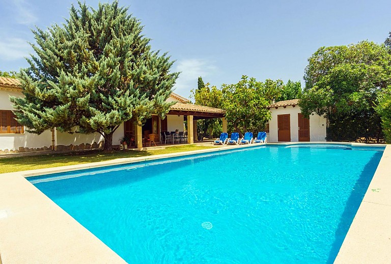 Poolbreich vor der Finca mit Schwimmbecken und Bäumen