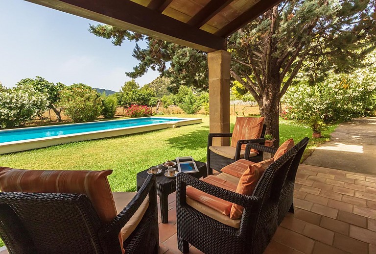 Schattige Terrasse mit Blick auf den Pool