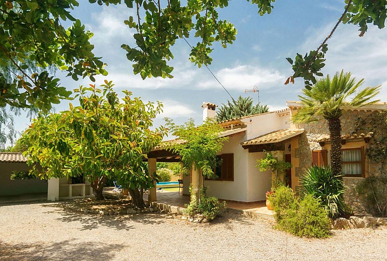 Platz vor der Finca mit Bäumen