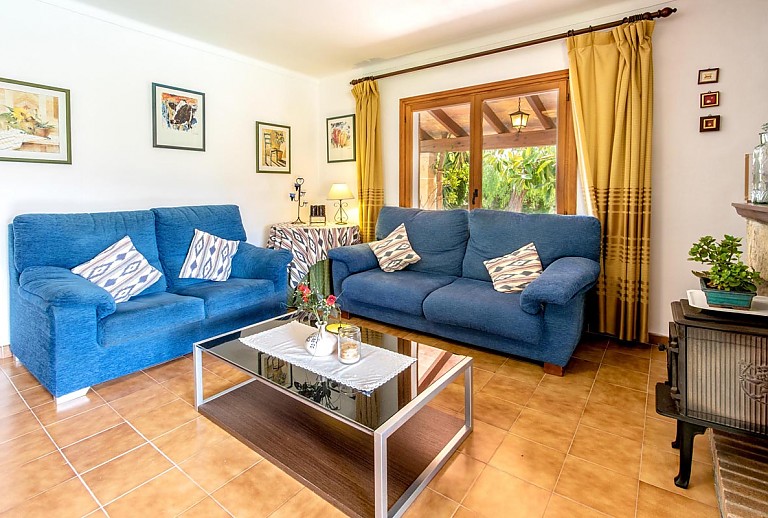 Polstermöbel im Wohnzimmer mit Tisch und Fenster