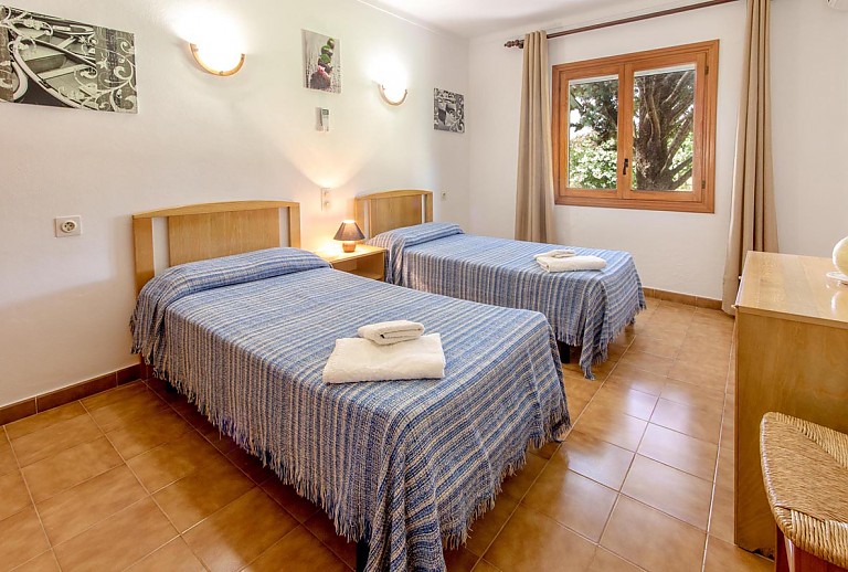 Schlafzimmer mit Betten und Bildern an der Wand