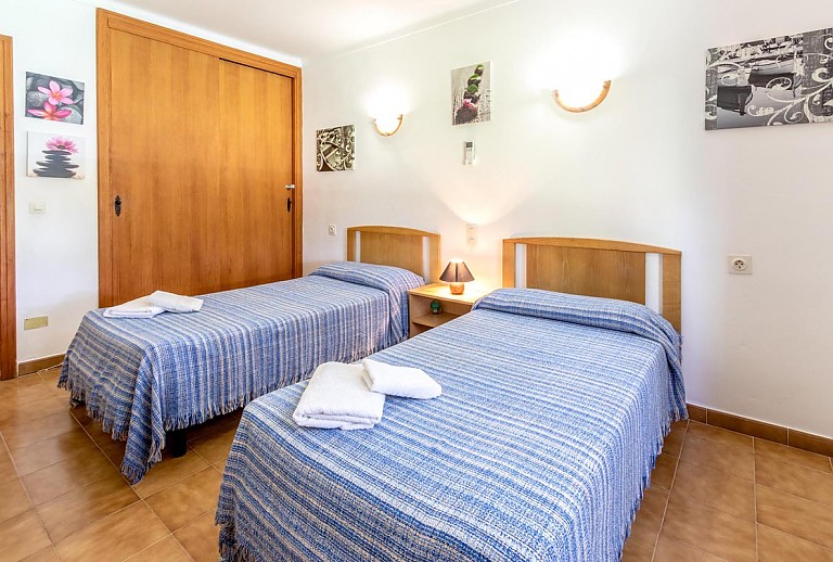 Einzelbetten im Schlafzimmer mit Wandschrank