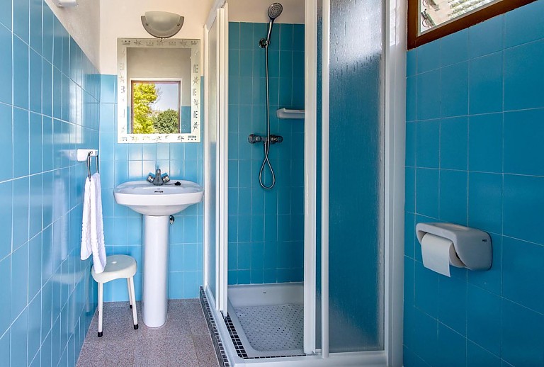 Badezimmer mit Dusche und Waschbecken