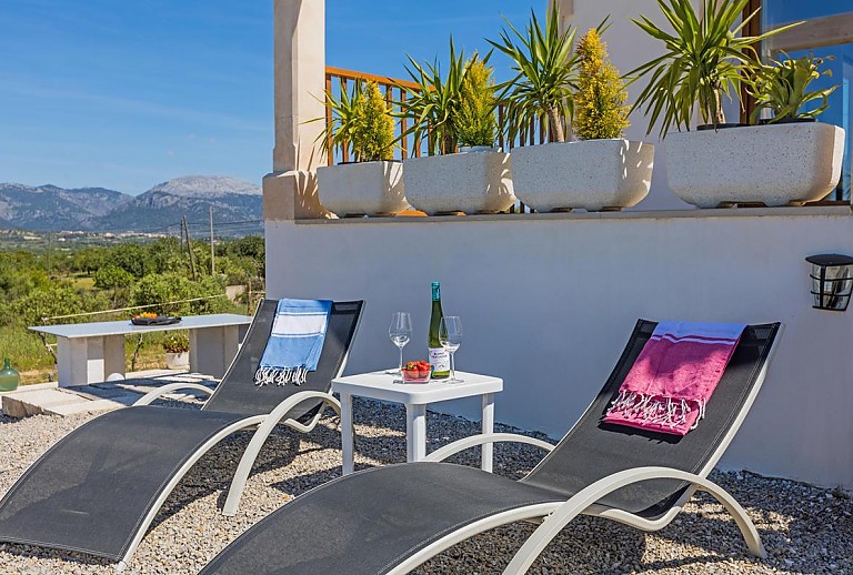 Poolliegen auf der Terrasse mit kleinem Beistelltisch