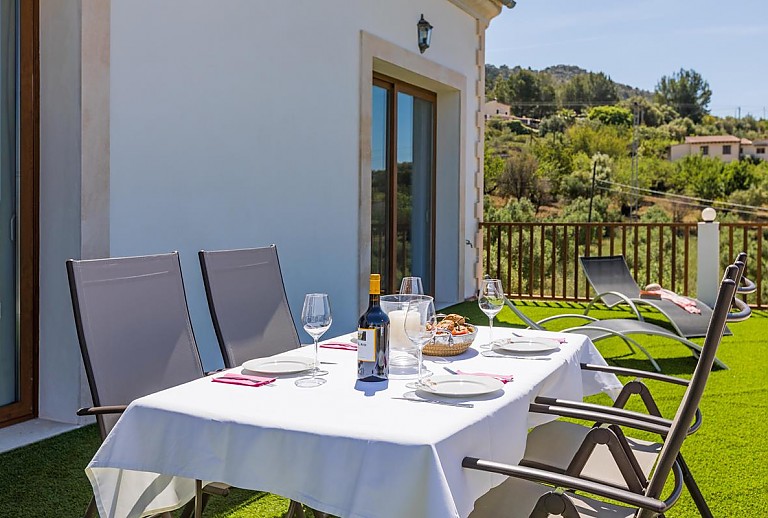 Esstisch mit Stühlen auf der Terrasse