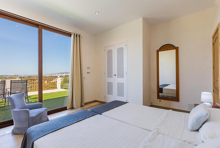 Bett im Schlafimmer mit Ausblick auf die Terrasse