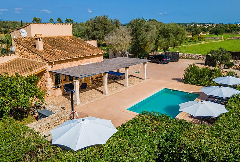 Finca mit Terrasse und Vordach