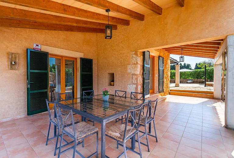 Terrasse mit Blick in den Garten