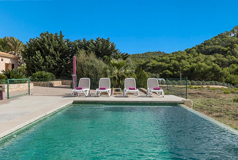 Rasen am Poolbereich vor der Finca