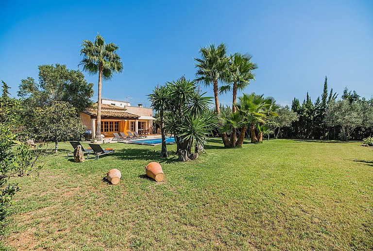 Garten mit Pool und Rasenfläche vor der Finca