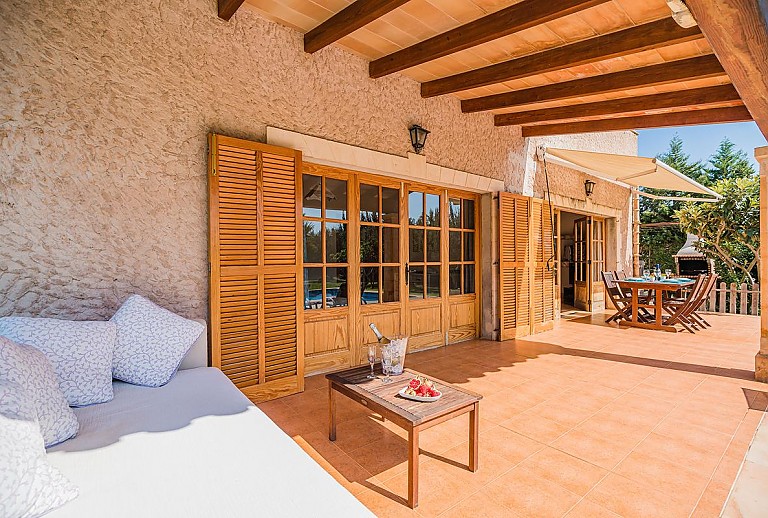 Terrasse vor der Finca mit Gartenmöbeln