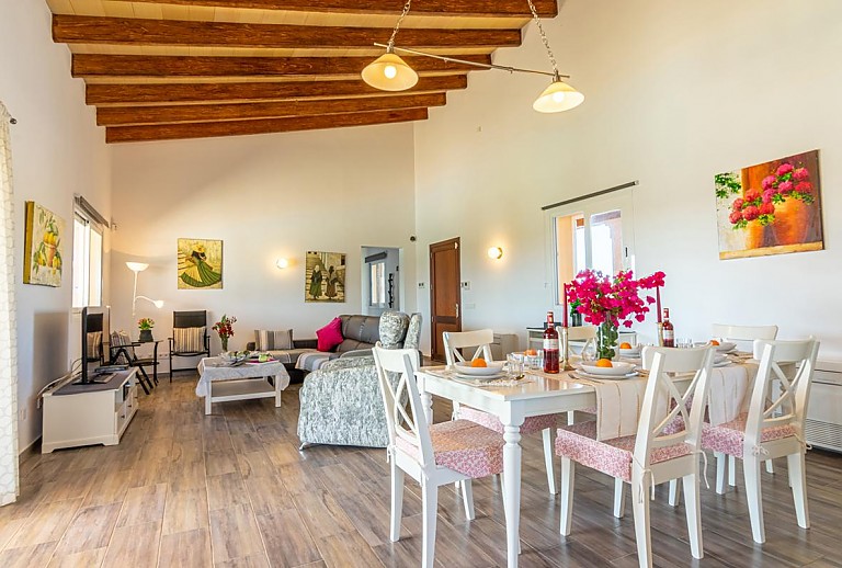 Essbereich im Wohnzimmer mit Tisch und Stühlen