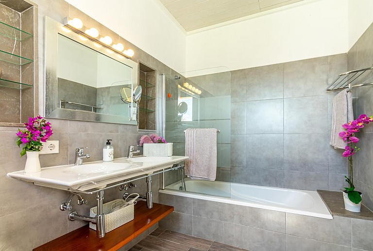 Wanne im Badezimmer mit Waschbecken Spiegel
