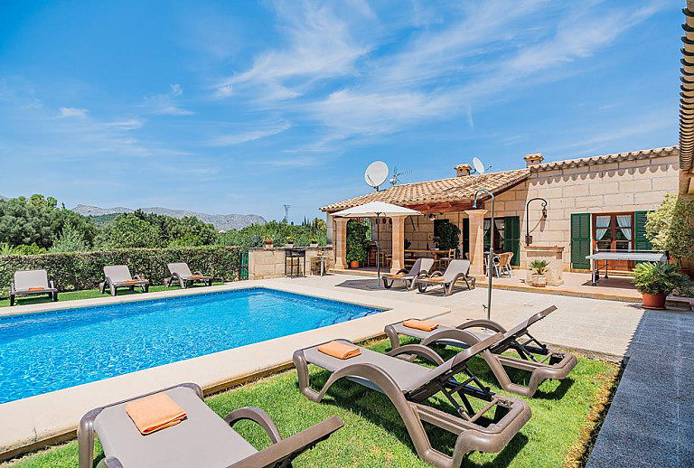 Garten vor der Finca mit Rasenfläche und Sonnenliegen