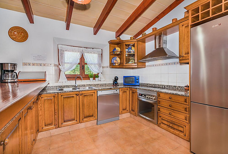 Küche mit Herd und Kühlschrank