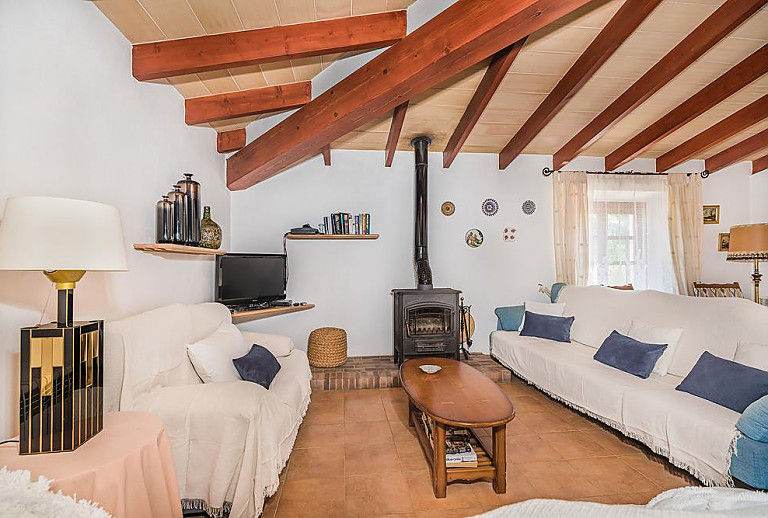Wohnzimmer mit Sofas couchtisch und Kamin