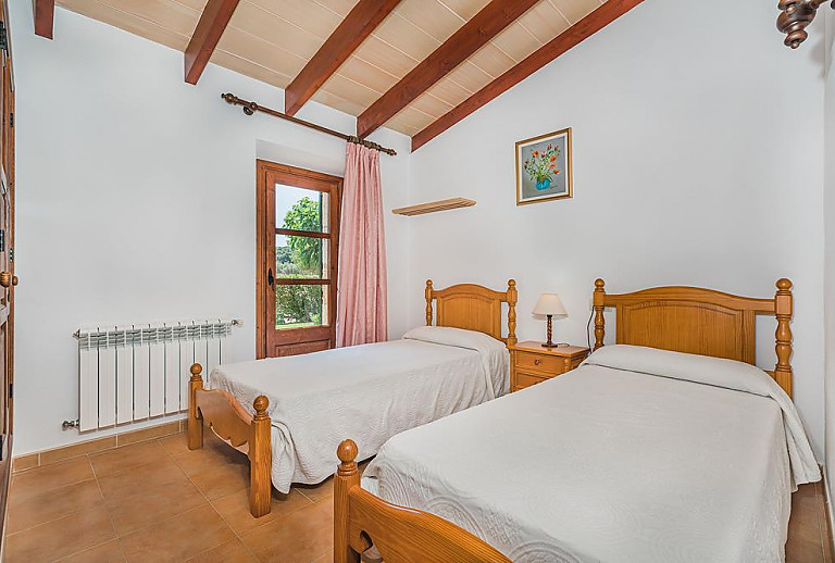 Einzelbetten im Schlafzimmer mit Heizung und Kommode