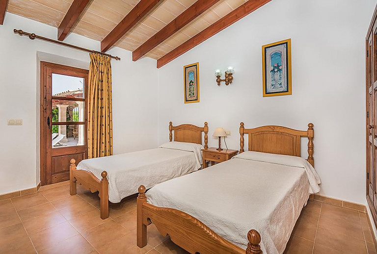 Einzelbetten im Schlafzimmer mit Terrassentür