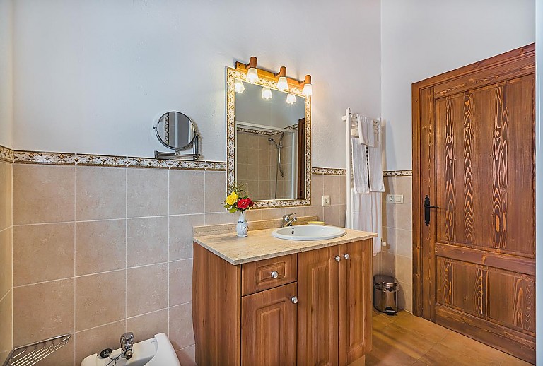 Badezimmer mit Waschbecken und Spiegel