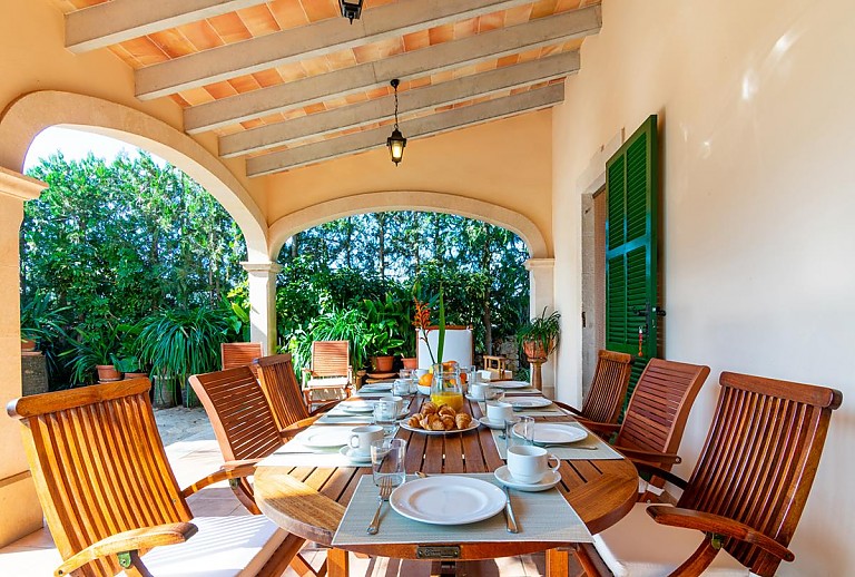 Terrasse mit Esstisch Stühlen und Vordach