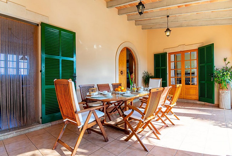 Terrasse mit Esstisch Stühlen und Vordach