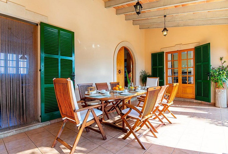 Terrasse mit Esstisch Stühlen und Vordach