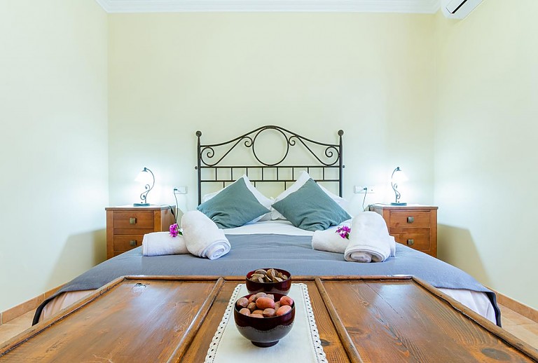 Truhe vorm Doppelbett im Schlafzimmer mit Nachttisch