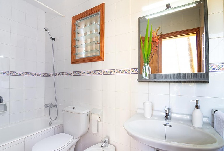 Badezimmer mit Wanne Spiegel und Waschbecken