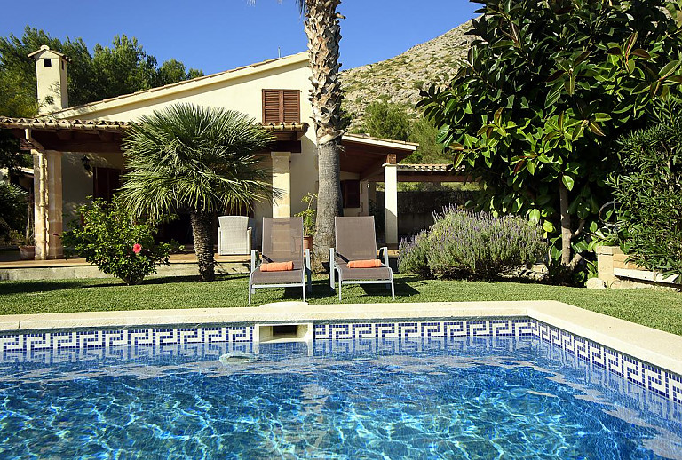 Sonnenliegen am Poolbereich vor der Finca
