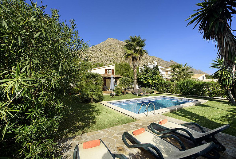 Sonnenliegen am Poolbereich vor der Finca
