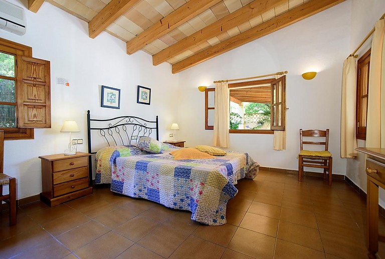 Schlafzimmer mit Doppelbett und Fenster