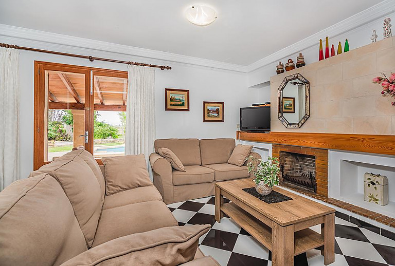 Fernseher und Couchecke im Wohnzimmer
