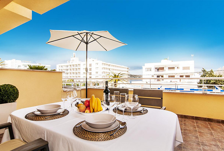 Terrasse der Ferienwohnung mit Weitblich und Esstisch