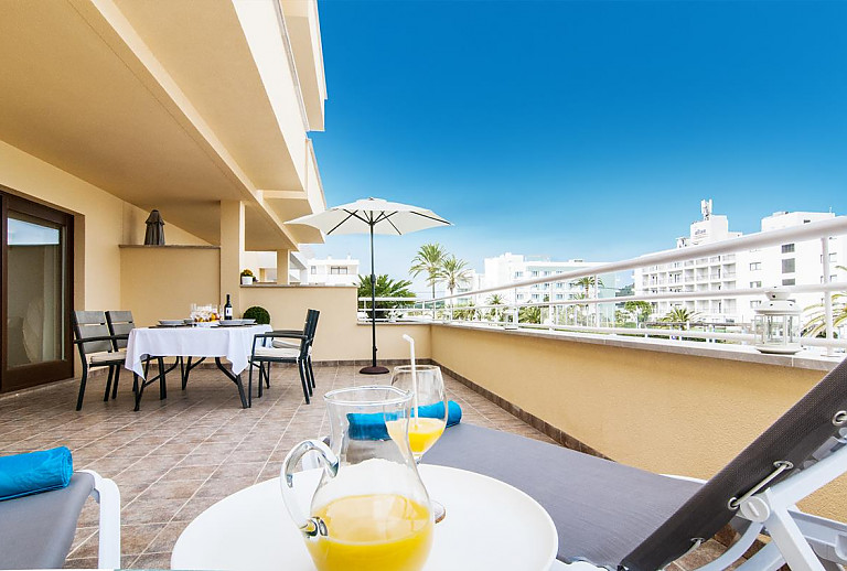 Terrasse der Ferienwohnung mit Weitblich und Esstisch