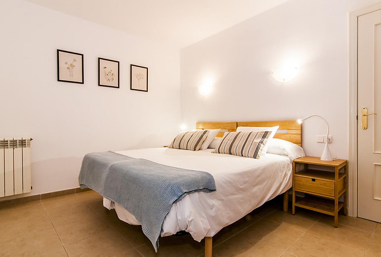 Schlafzimmer mit Bett Heizung und Wandbildern
