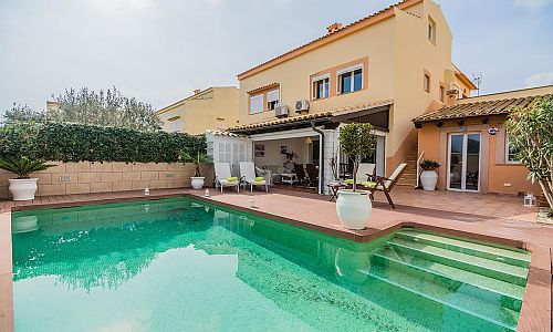 Poolbreich vor dem Ferienhaus mit Sonnenliegen