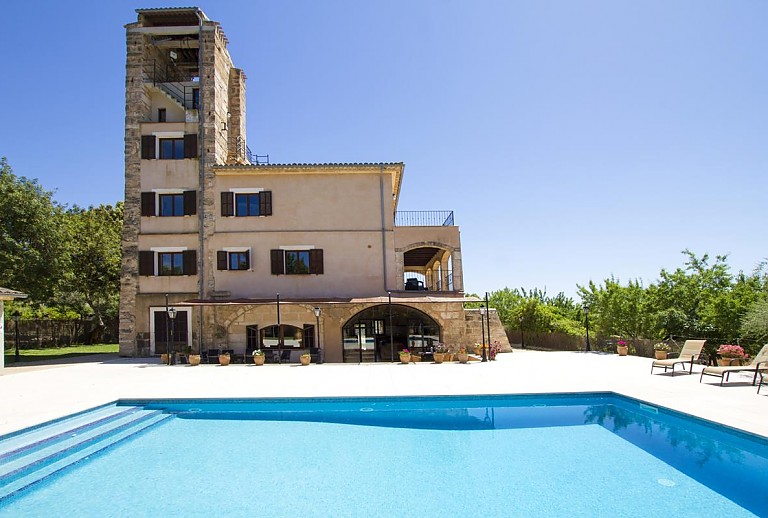 Außenbereich mit Pool vor der Finca