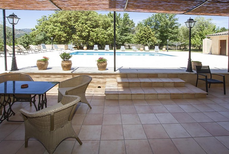 Terrasse mit Vordach und Blick auf dem Pool