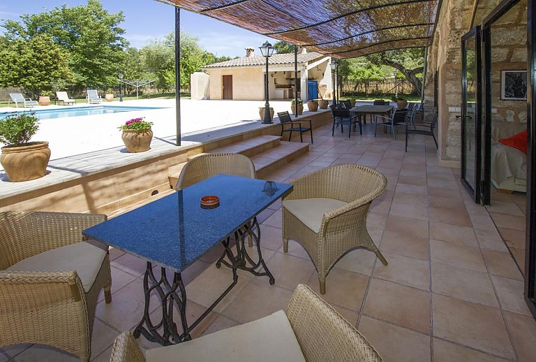 Terrasse mit Vordach und Blick auf dem Pool